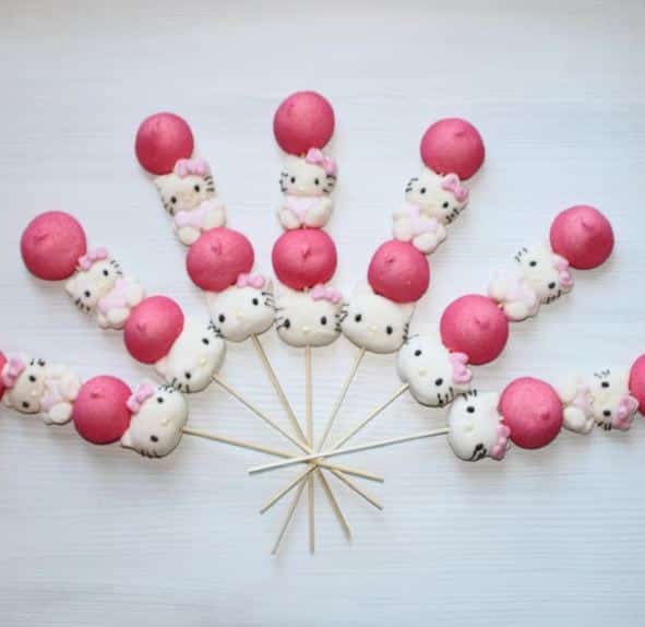 Brochette de bonbons Hello Kitty, 2.50€ l'unité sur www.caramelys-lyon.fr