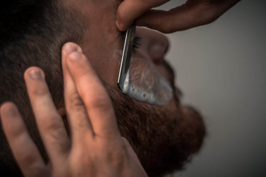 Homme chez le barbier