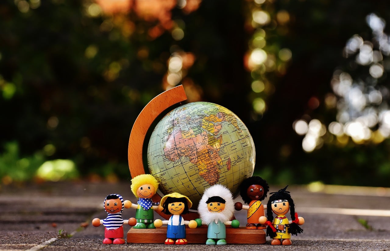 jouets en bois avec globe du monde