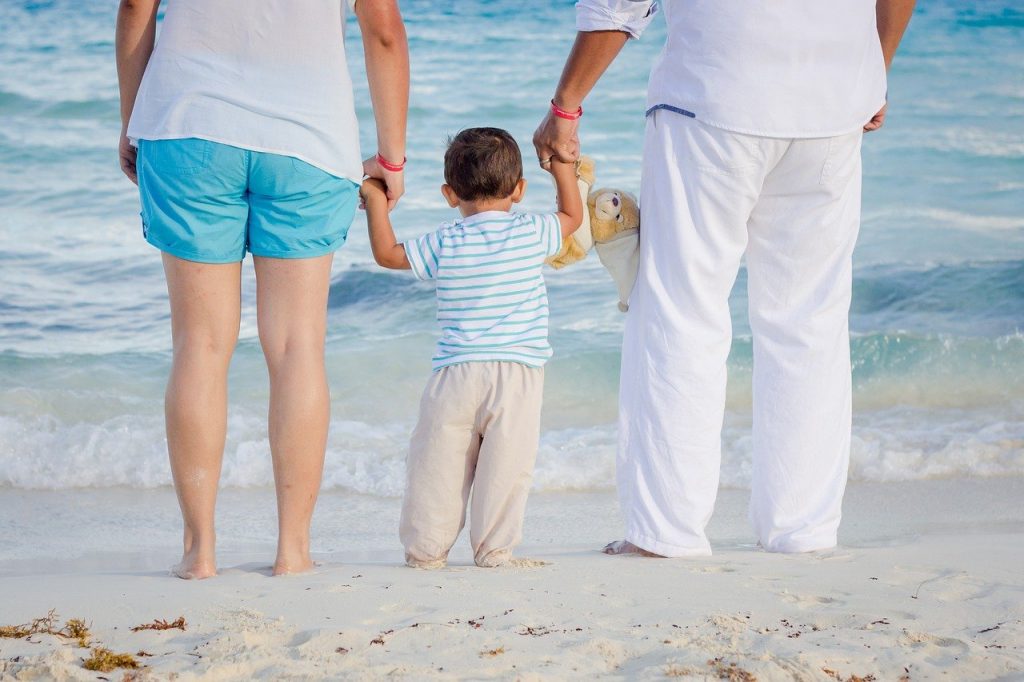 parents et leur bébé sur la plage